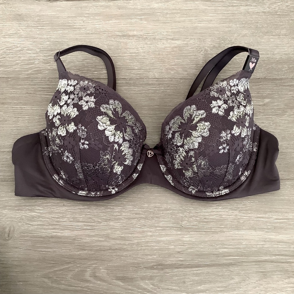 Victoria’s Secrets Bra Lines Demi.